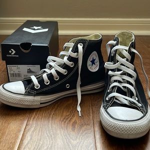 Chuck Taylor All Star (Women’s 6.5/Men’s 4.5)